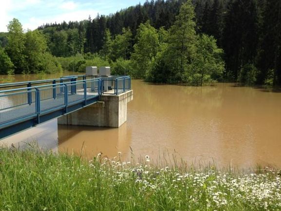 Das Hochwasserrückhaltebecken Kirnbachtal gefüllt mit mehr als 100.000 cbm Wasser am 2. Juni 2013